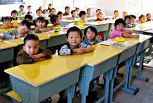 趾凤中心小学-捐献课桌.jpg